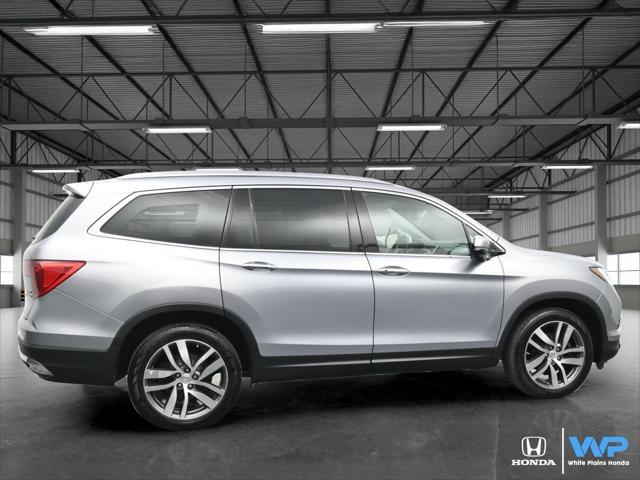 Photo of 2017 Lunar Silver Metallic Honda Pilot