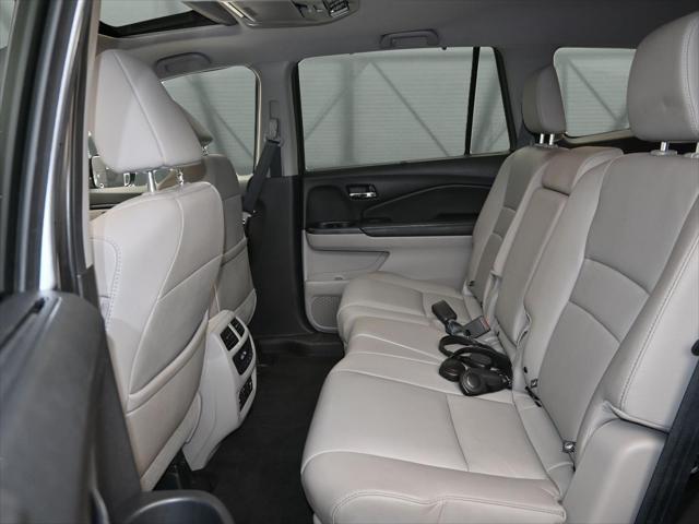 Photo of 2017 Lunar Silver Metallic Honda Pilot