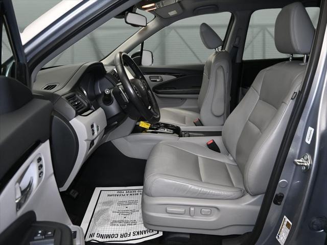Photo of 2017 Lunar Silver Metallic Honda Pilot