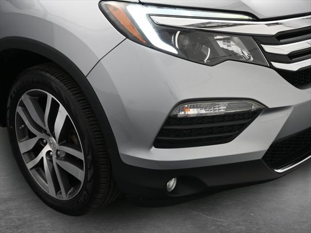 Photo of 2017 Lunar Silver Metallic Honda Pilot