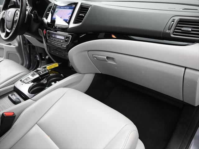 Photo of 2017 Lunar Silver Metallic Honda Pilot