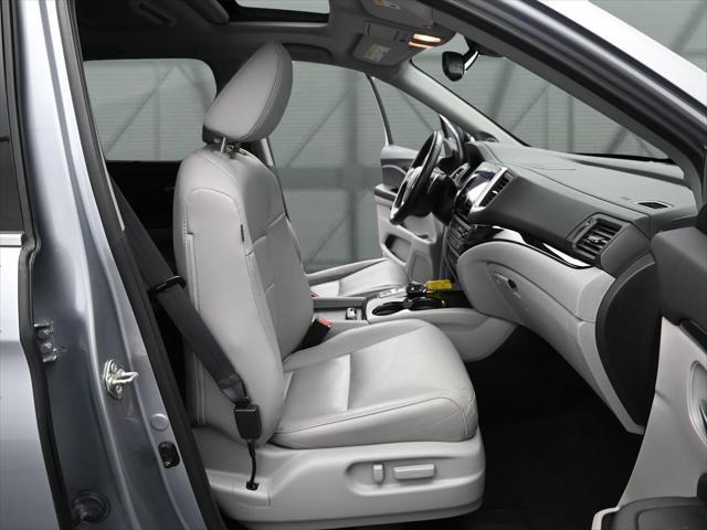Photo of 2017 Lunar Silver Metallic Honda Pilot