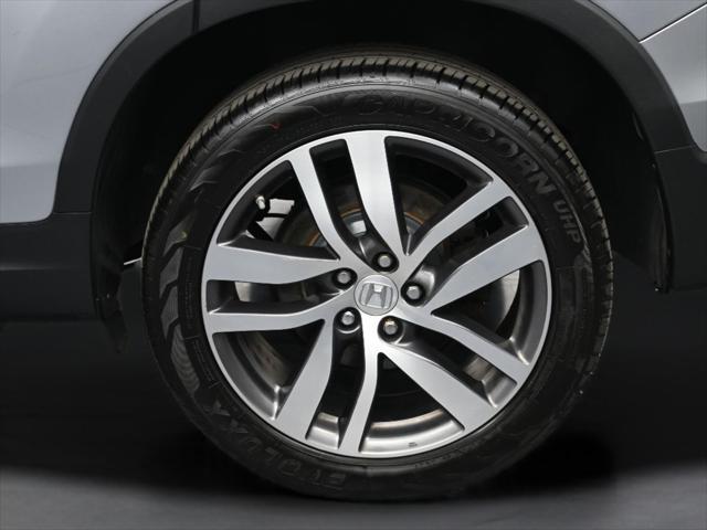Photo of 2017 Lunar Silver Metallic Honda Pilot