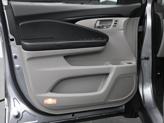 Photo of 2017 Lunar Silver Metallic Honda Pilot