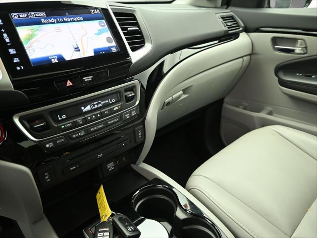 Photo of 2017 Lunar Silver Metallic Honda Pilot