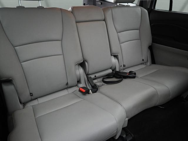 Photo of 2017 Lunar Silver Metallic Honda Pilot