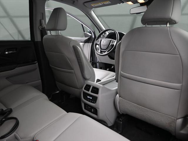 Photo of 2017 Lunar Silver Metallic Honda Pilot