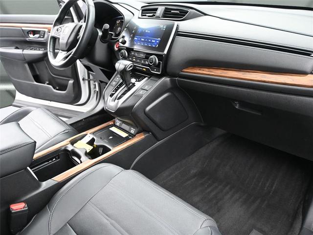 Photo of 2022 Platinum White Pearl Honda CR-V