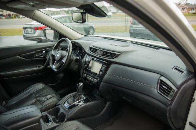 Photo of 2018 Pearl White Nissan Rogue