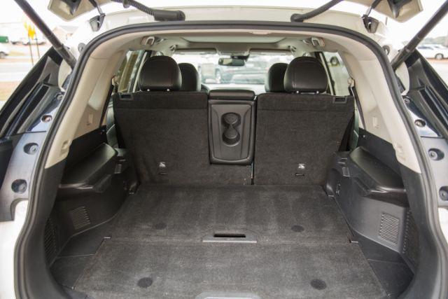 Photo of 2018 Pearl White Nissan Rogue