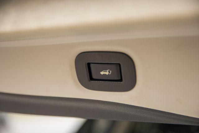 Photo of 2018 Pearl White Nissan Rogue