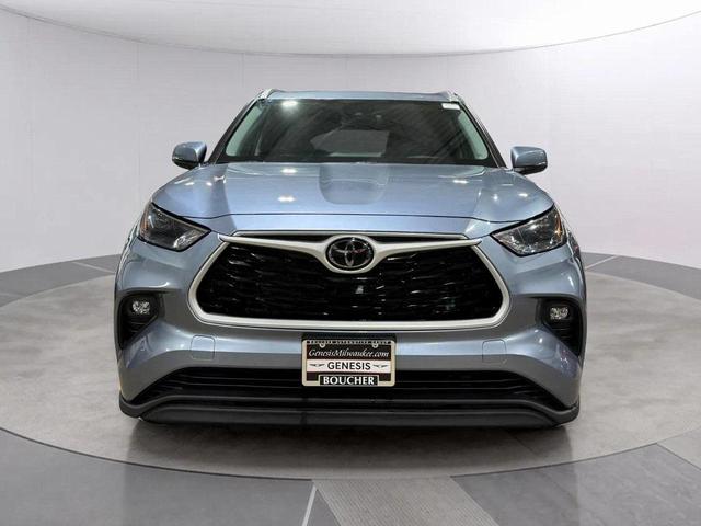 Photo of 2022 Moon Dust Toyota Highlander