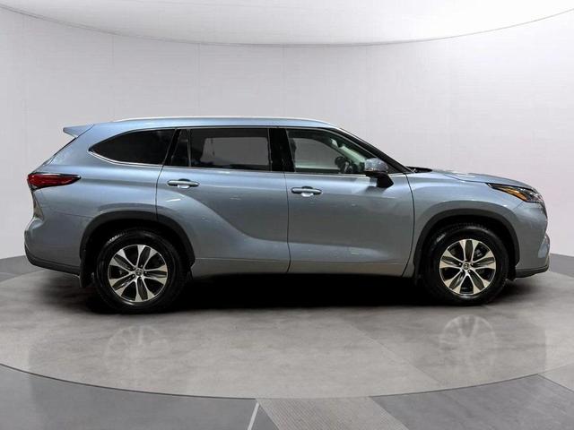 Photo of 2022 Moon Dust Toyota Highlander