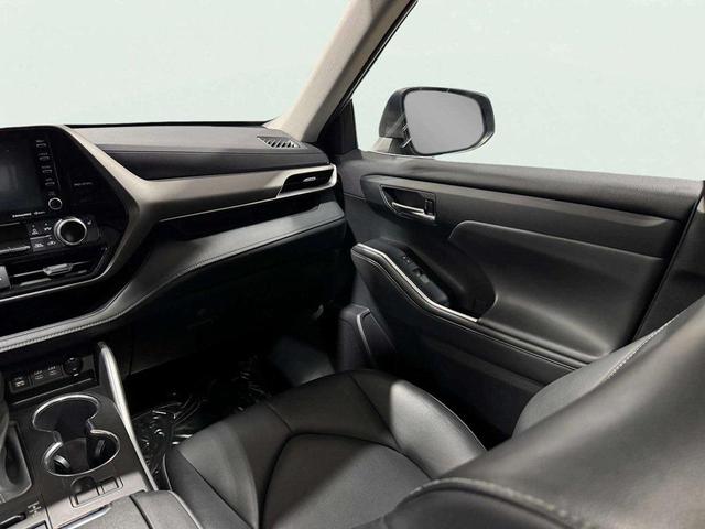 Photo of 2022 Moon Dust Toyota Highlander