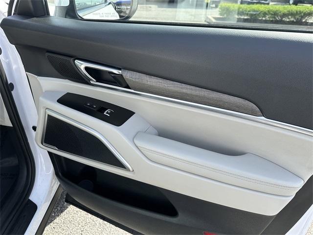 Photo of 2022 Glacial White Pearl Kia Telluride