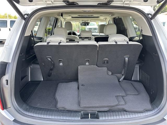 Photo of 2022 Glacial White Pearl Kia Telluride