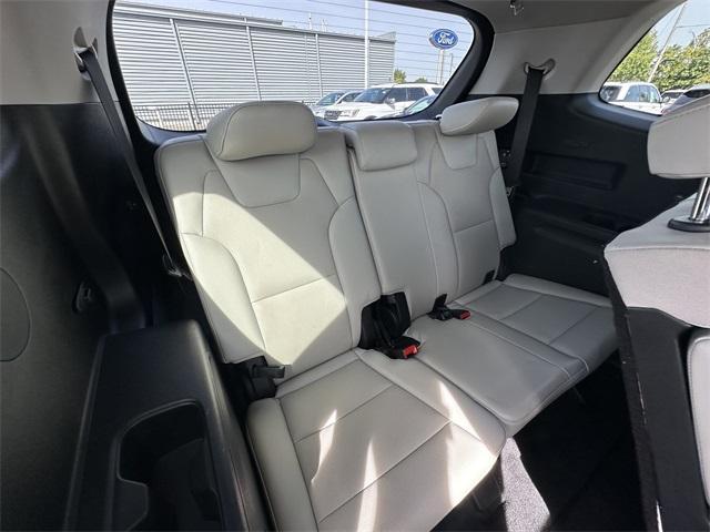 Photo of 2022 Glacial White Pearl Kia Telluride