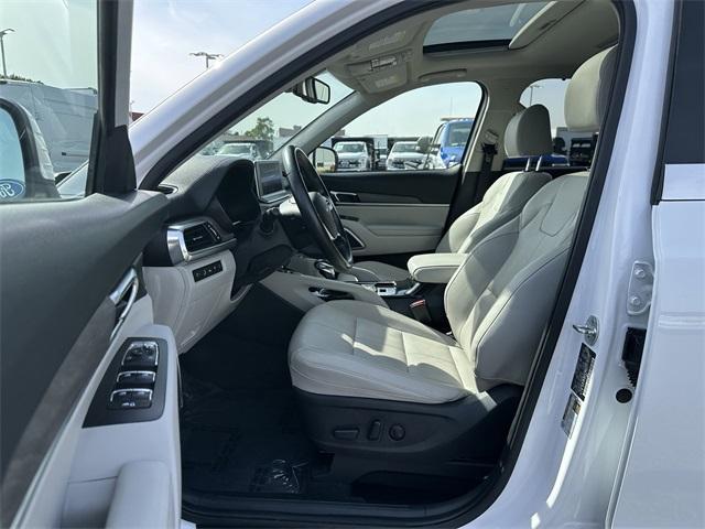 Photo of 2022 Glacial White Pearl Kia Telluride