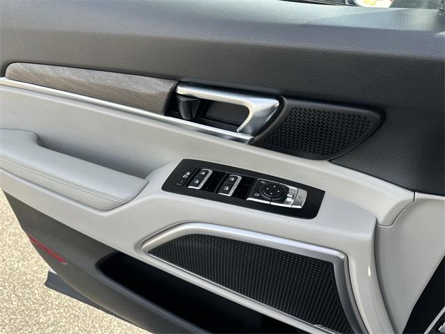 Photo of 2022 Glacial White Pearl Kia Telluride