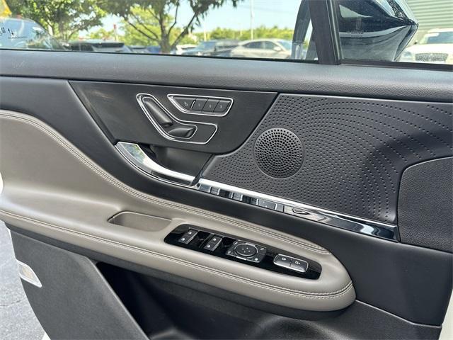 Photo of 2023 Pristine White Lincoln Corsair