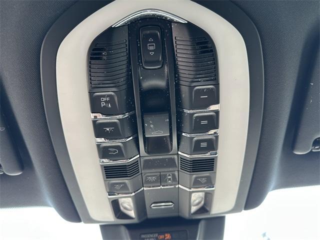 Photo of 2022 Jet Black Metallic Porsche Macan