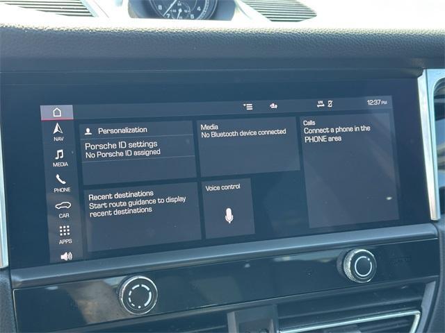 Photo of 2022 Jet Black Metallic Porsche Macan
