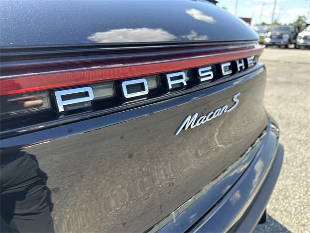 Photo of 2022 Jet Black Metallic Porsche Macan