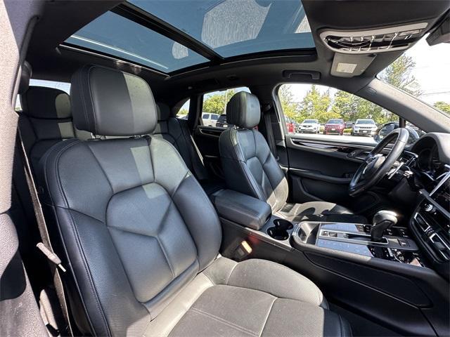 Photo of 2022 Jet Black Metallic Porsche Macan