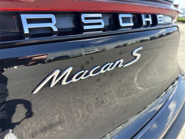Photo of 2022 Jet Black Metallic Porsche Macan