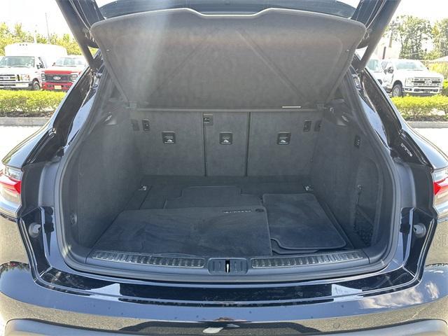 Photo of 2022 Jet Black Metallic Porsche Macan