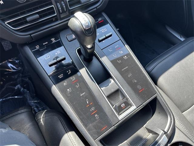 Photo of 2022 Jet Black Metallic Porsche Macan