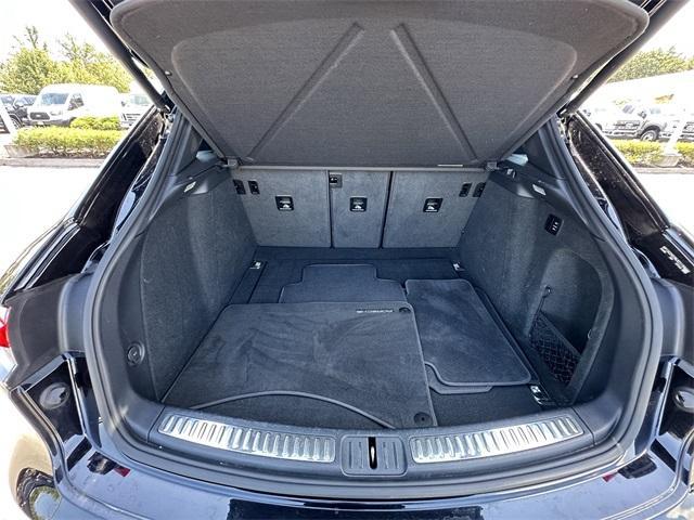 Photo of 2022 Jet Black Metallic Porsche Macan
