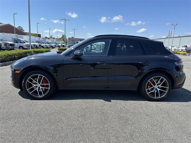 Photo of 2022 Jet Black Metallic Porsche Macan
