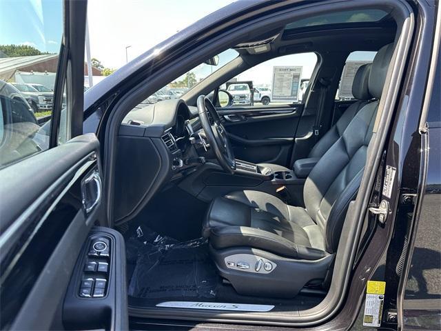 Photo of 2022 Jet Black Metallic Porsche Macan