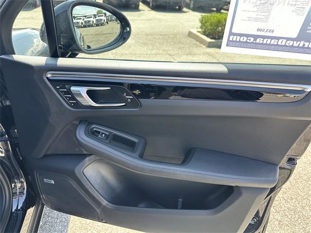 Photo of 2022 Jet Black Metallic Porsche Macan