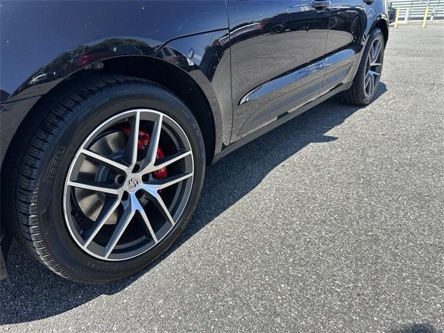 Photo of 2022 Jet Black Metallic Porsche Macan
