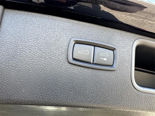 Photo of 2022 Jet Black Metallic Porsche Macan
