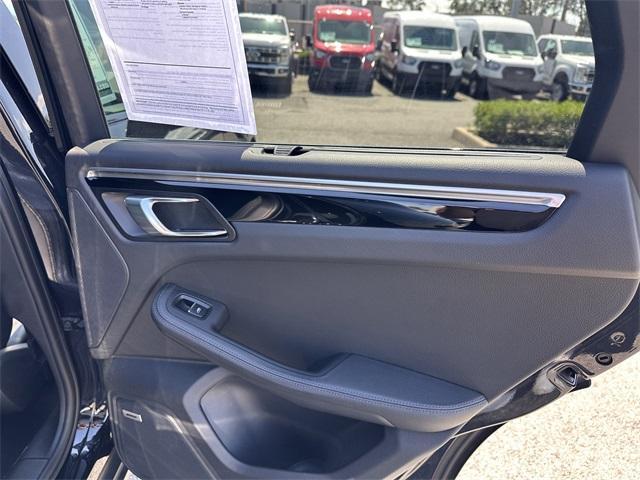 Photo of 2022 Jet Black Metallic Porsche Macan
