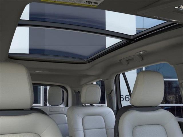 Photo of 2025 Crystal White Metallic Lincoln Aviator