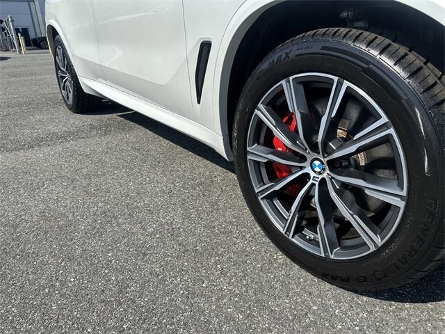 Photo of 2022 Mineral White Metallic BMW X5