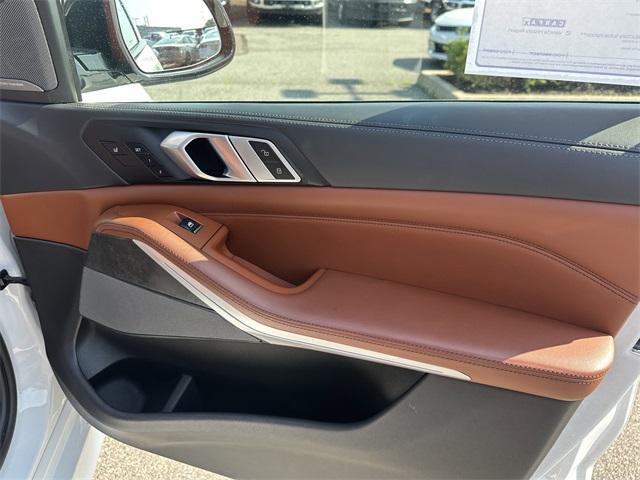 Photo of 2022 Mineral White Metallic BMW X5