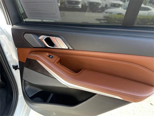 Photo of 2022 Mineral White Metallic BMW X5