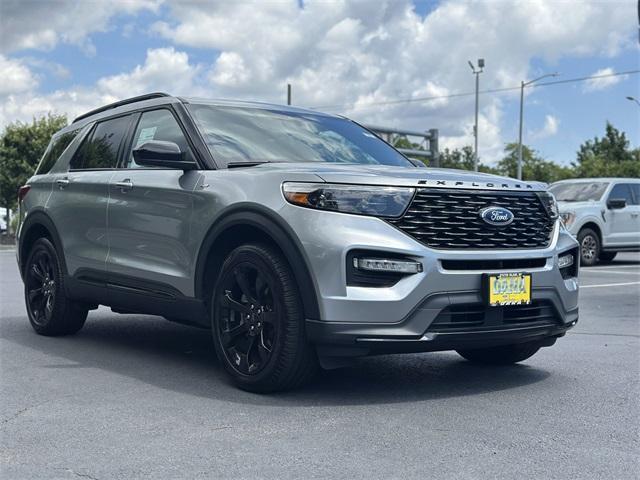 Photo of 2023 Iconic Silver Metallic Ford Explorer