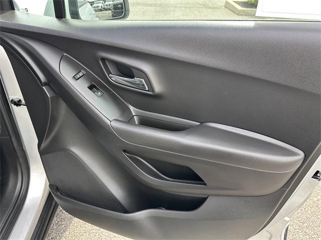 Photo of 2018 Silver Ice Metallic Chevrolet Trax