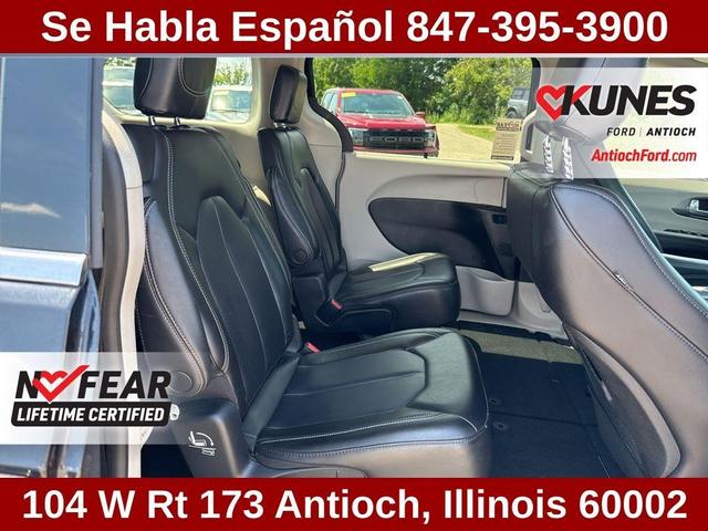 Photo of 2023 Brilliant Black Crystal Pearlcoat Chrysler Pacifica