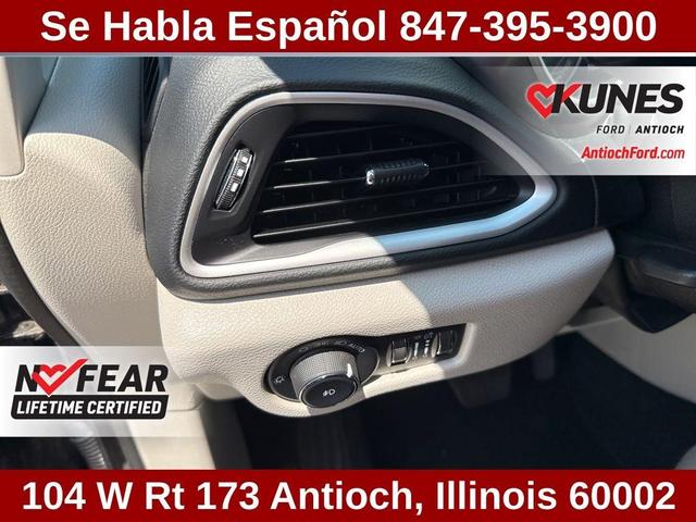Photo of 2023 Brilliant Black Crystal Pearlcoat Chrysler Pacifica