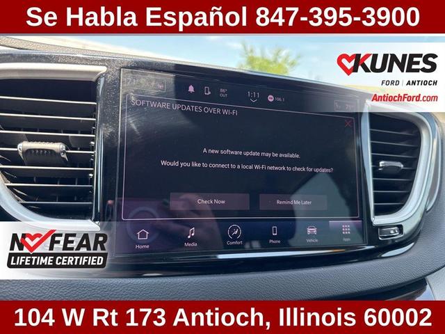 Photo of 2023 Brilliant Black Crystal Pearlcoat Chrysler Pacifica