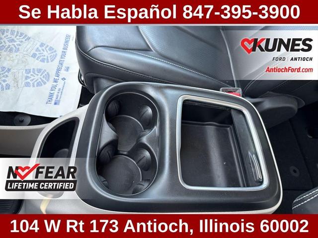 Photo of 2023 Brilliant Black Crystal Pearlcoat Chrysler Pacifica