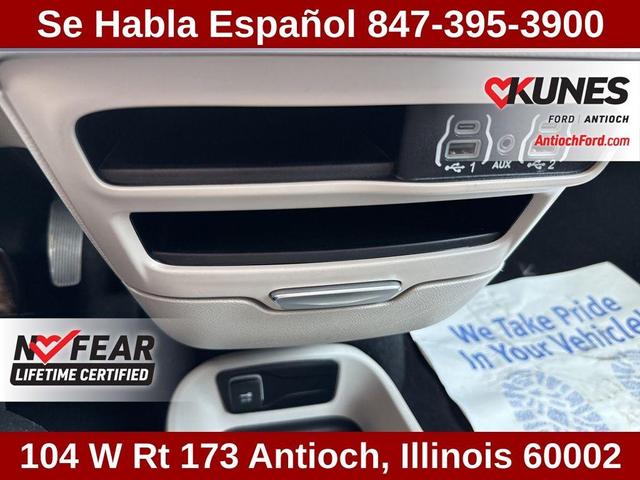 Photo of 2023 Brilliant Black Crystal Pearlcoat Chrysler Pacifica
