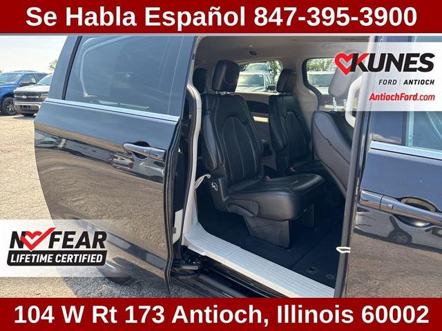 Photo of 2023 Brilliant Black Crystal Pearlcoat Chrysler Pacifica